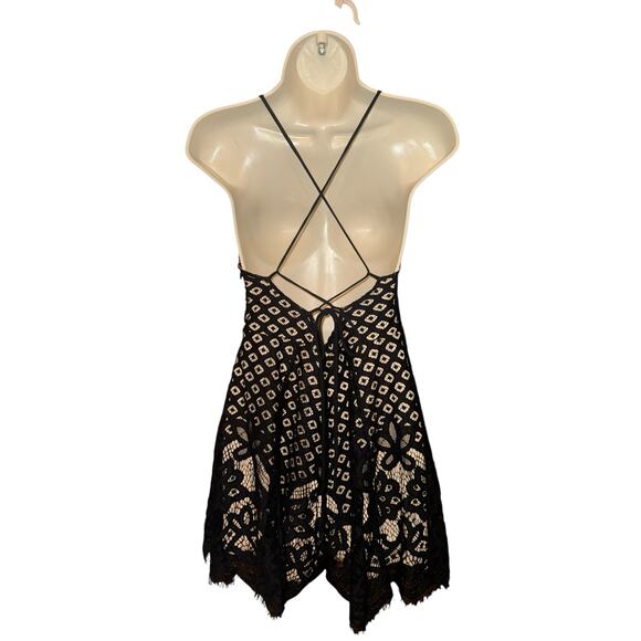 Express black lace halter lace up romper size 8 - Picture 5 of 7